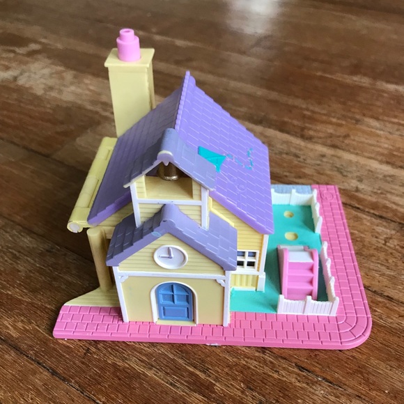 polly pocket schoolhouse